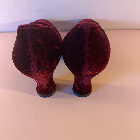 🎉HP🎉 VINTAGE - YVES SAINT LAURENT Velvet Burgundy Victorian style pumps 7.5 M - Picture 3 of 8